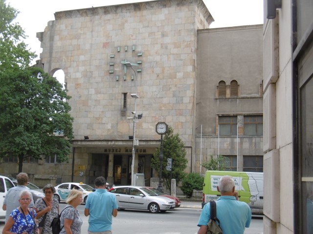 Het station van Skopje waar de klok nog altijd stil staat